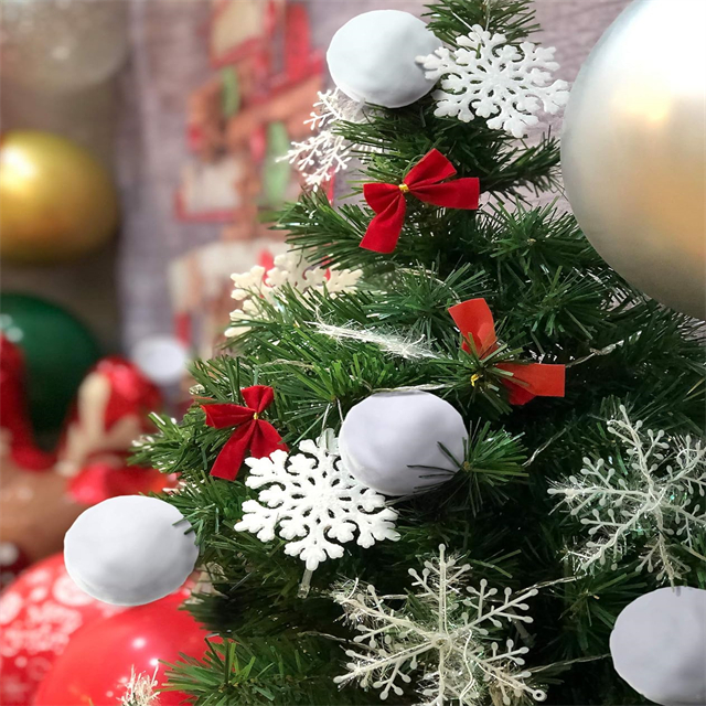 Les boules de neige en coton artificiel sont parfaites pour les jeux intérieurs et les décorations de vacances
